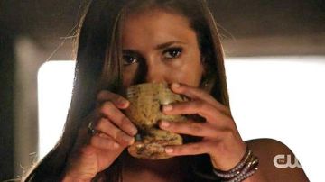 Bracelet d'Elena Gibert (Nina Dobrev) dans Vampire Diaries