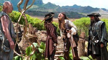 The jacket bordeaux red Angelica (Penelope Cruz) in Pirates of the caribbean 4