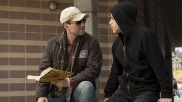 La sudadera con capucha negra de Elliot (Rami Malek) en Mr Robot