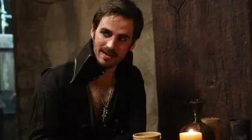THE COLLAR OF the CAPTAIN HOOK (COLIN O'DONOGHUE) ON ONCE UPON A TIME