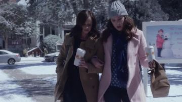 Coat Burberry of Rory Gilmore (Alexis Bledel) on Gilmore Girls - Winter