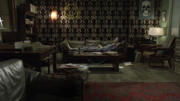 La lámpara de pie "Moon" en Sherlock Holmes (Benedict Cumberbatch) en Sherlock