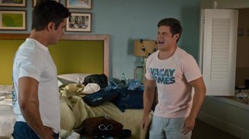 Le t-shirt "Vacay Times" de Adam DeVine dans Hors Contrôle