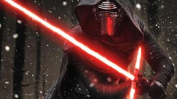 Le sabre "coeur de cristal" de Kylo Ren (Adam Driver) dans Star Wars VII