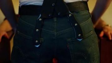 Les couteaux portés à la ceinture par Lucy (Scarlett Johansson) dans le film Lucy