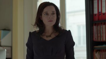 The necklace "bowtie" by Noémie Leclerc (Laure Calamy) in Ten per Cent S01E03