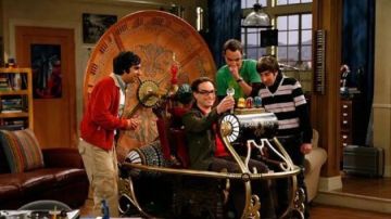 La réplique de la machine à remonter le temps de Leonard Hofstadter (Johnny Galecki) dans The Big Bang Theory S01E14