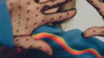 El jersey carver vintage azul de Natalia Dyer en el set de Stranger Things 2