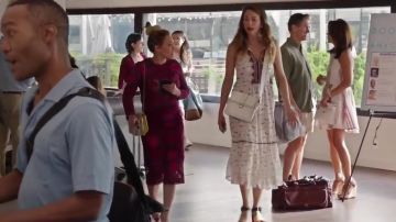 La falda calla sandro usada por Kelsey Peters (Hillary Duff) en Younger s03e12