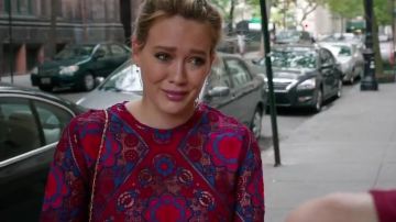 El Crop Top Iris Sandro usado por Kelsey Peters (Hillary Duff) en Younger S03E12