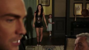 Los pantalones cortos de jean negro desteñido que lleva la princesa Leonor (Alexandra Park) en The Royals S03E03