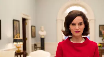 Le collier à 3 rangées de perles de Jackie Kennedy (Natalie Portman) dans Jackie