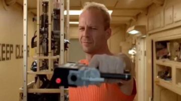 Réplica de la pistola korben Dallas (Bruce Willis) en El quinto elemento