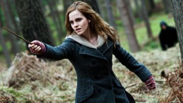 El abrigo de Hermione Granger (Emma Watson) en Harry Potter y las Reliquias de la Muerte Parte 1.