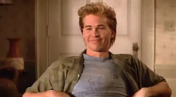 Le t-shirt "Surf Nicaragua" de Chris Knight (Val Kilmer) dans Profession Genie