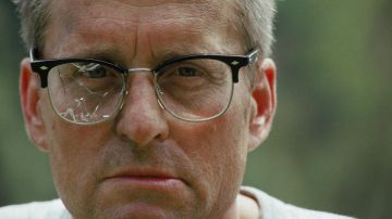 Las gafas Ray-Ban de William Foster (Michael Douglas) en Caída Libre