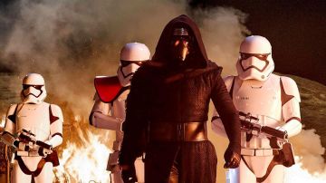 Le costume de Kylo Ren (Adam Driver) dans Star Wars VII : Le Réveil de la Force
