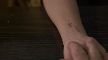 Le tatouage "011" de Eleven ( Millie Bobby Brown) dans Stranger THings