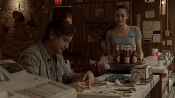 Botellas de Ketchup Heinz usadas en una bandeja por Fiona Gallagher (Emmy Rossum) en Shameless US S05E12