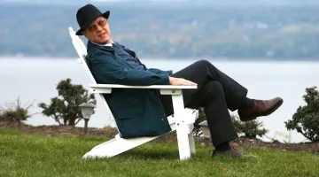 Les lunettes de soleil aviator portées par Raymond "Red" Reddington (Jmaes Spader) dans la série The Blacklist (Saison 2 Épisode 19)