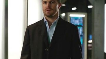 Le manteau d'O­li­ver Queen / Green Ar­row (Ste­phen Amell) dans Ar­row S05E09