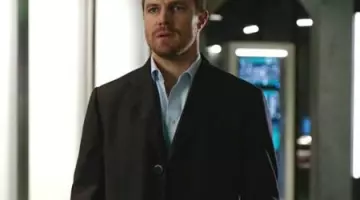 Le manteau d'O­li­ver Queen / Green Ar­row (Ste­phen Amell) dans Ar­row S05E09