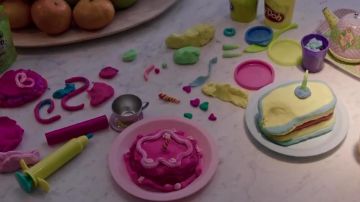 The kit Play-Doh pastry Paige (JoJo Kushner) in The New Intern