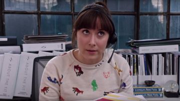 The sweat Kitsuné Becky (Christina Scherer) in The new intern
