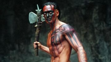L'authentique hache de Mani (Mark Dacascos) dans Le Pacte des loups