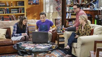 La parte superior con panteras Penny (Kaley Cuoco) en The Big Bang Theory S10E09