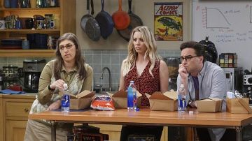 The Top con Corazones de Penny (Kaley Cuoco) en The Big Bang Theory S10E09