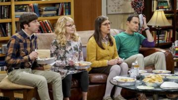 La tapa de flores de Bernadette (Melissa Rauch) en The Big Bang Theory S10E09