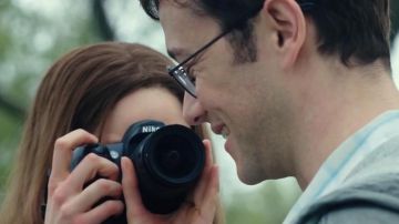 L'appareil photo Nikon de Lindsay Mills (Shailene Woodley) dans Snowden