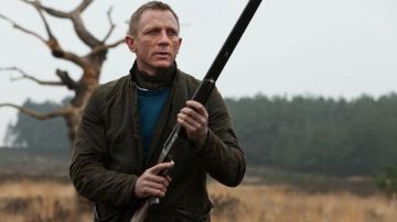 The hunting vest worn by James Bond (Daniel Craig) at the end of Skyfall