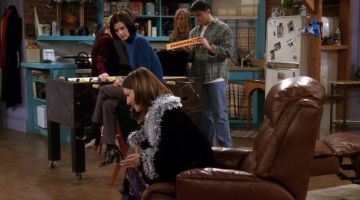 La barre géante de Toblerone de Joey Tribbiani (Matt Le­Blanc) dans Friends (Saison 4 Épisode 17)