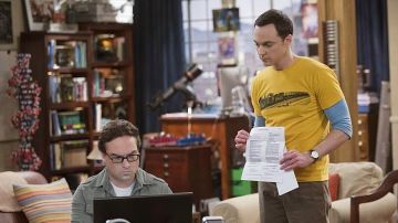 Le T-shirt train jaune de Sheldon Cooper (Jim Parsons) dans The Big Bang Theory S08E18