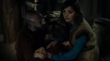 La chemise en jean MAJE de Clara Oswald (Jenna Coleman) dans Doctor Who S09E05