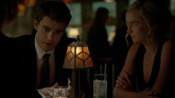 La robe noire Rebecca Taylor de Caroline Forbes (Candice Accola) dans The Vampires Diaries S08E05