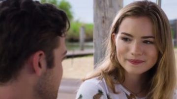 La camiseta de piña Alice + Olivia de Emma Duval (Willa Fitzgerald) en Scream S02E13