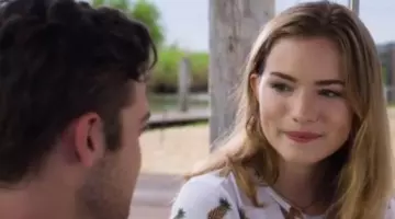 Le T-shirt ananas Alice + Olivia d'Emma Duval (Willa Fitzgerald) dans Scream S02E13