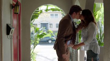 La blouse blanche de Jane Villanueva (Gina Rodriguez) dans Jane The Virgin