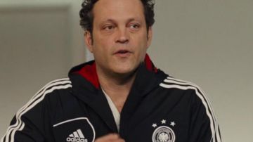 La veste de jogging noire Adidas de Dan Trunkman (Vince Vaughn) dans Jet Lag