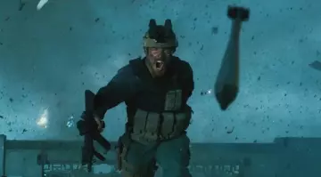 The authentic assault rifle 'Bub' Doherty (Toby Stephens) in 13 Hours