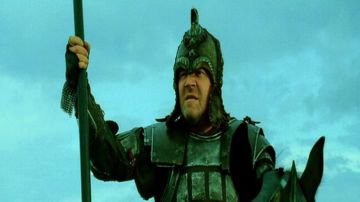 L'au­then­tique armure de Bors (Ray Wins­tone) dans Le Roi Ar­thur