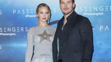 Le pull Dior "l'étoile" gris de Jennifer Lawrence dans interview avec Michael Shenn pour Passengers