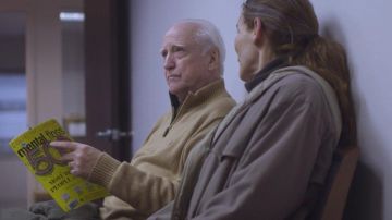 The magazine Mental Floss of Abel Johnson (Scott Wilson) in The OA (S01E07)
