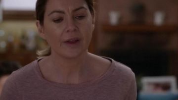 Top de algodón rosa de Meredith Grey en Anatomía de Grey