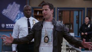 La veste en faux cuir Urban Outfitters de Jake Peralta (Andy Samberg) dans Brooklyn Nine-Nine S04E11