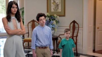 Sabrina Pemberton (Sofia Black D'Elia) ASOS hunde la túnica de escote en The Mick S01E01