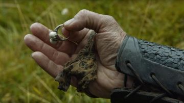 La bague de Daenerys Targaryen (Emilia Clarke) dans Juego de Tronos